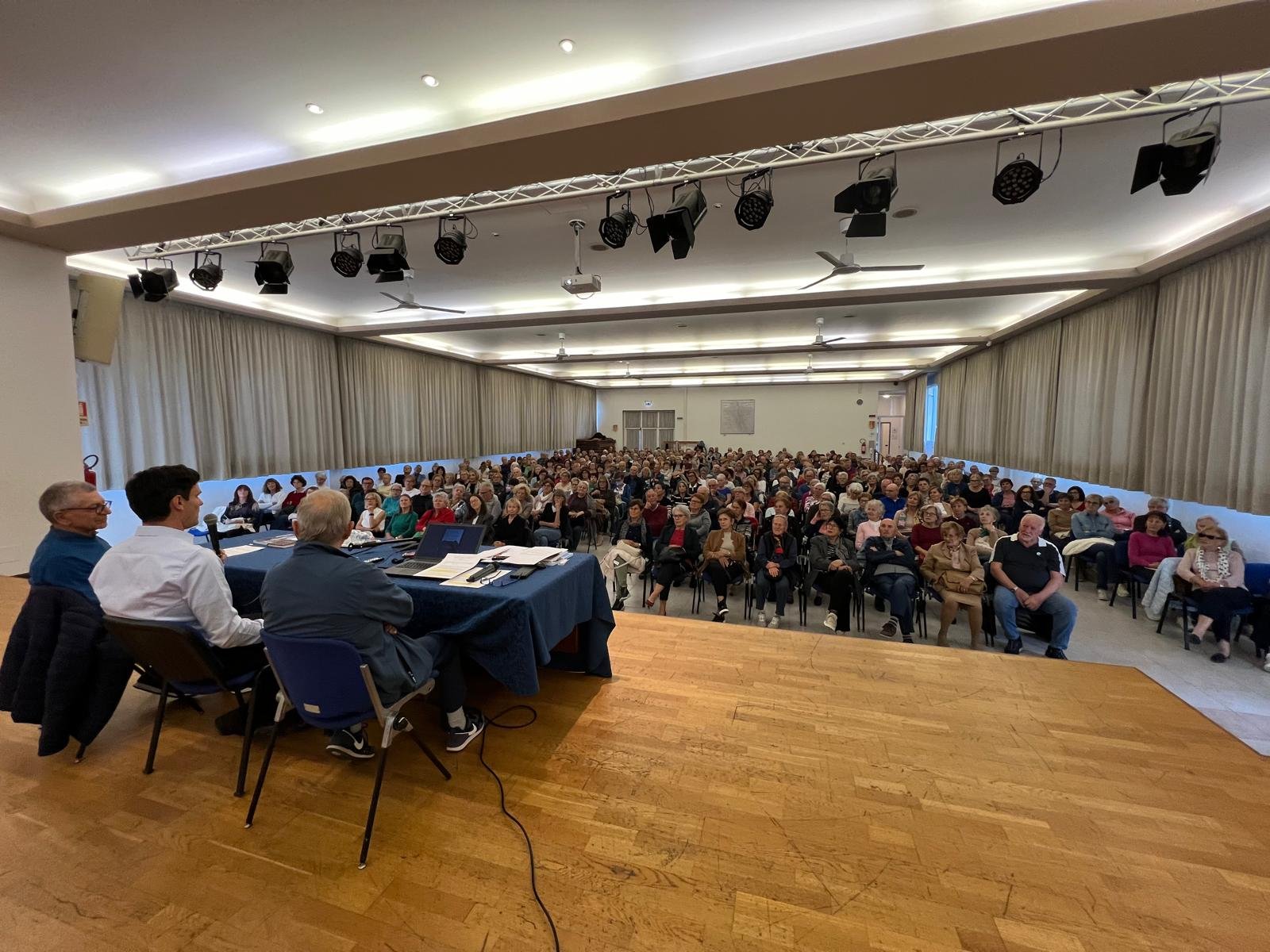 Luca Dal Zilio presenting his book to a full hall