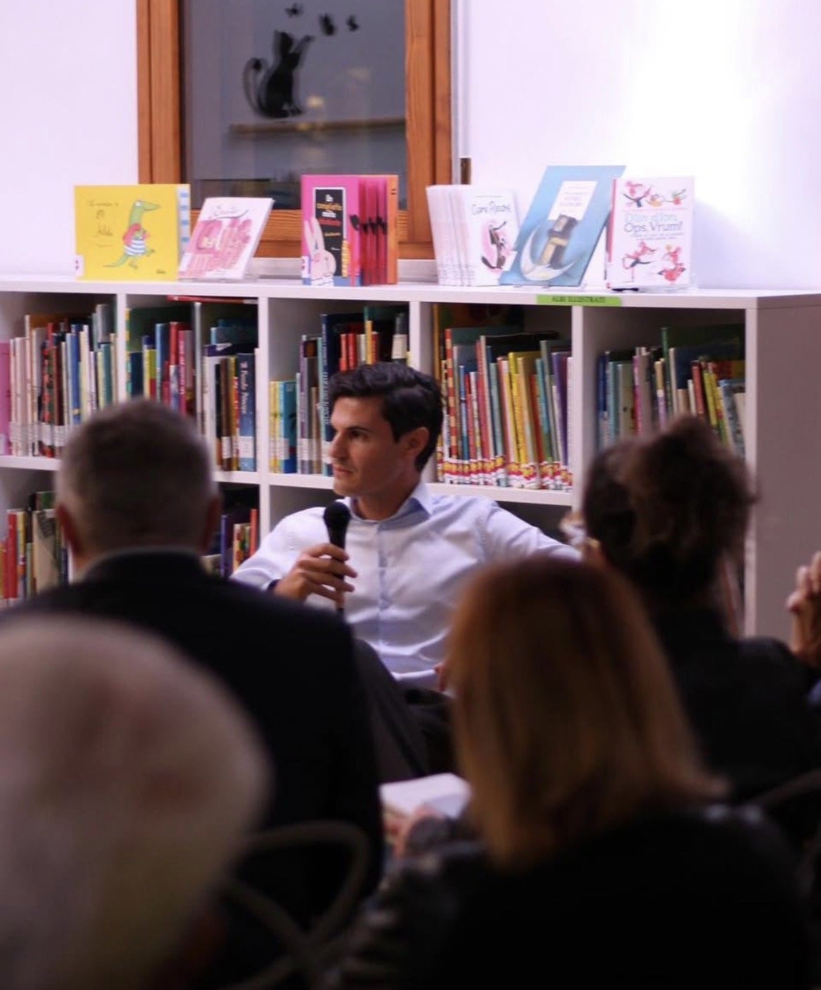Luca Dal Zilio presenting his book in a bookshop