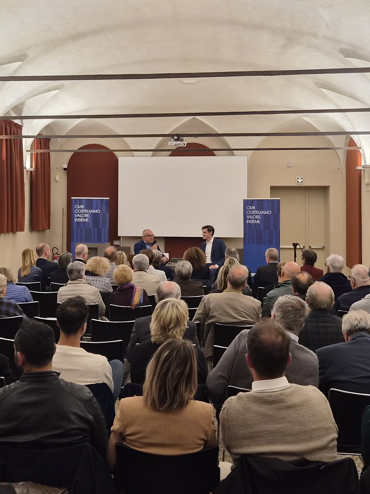 Luca Dal Zilio presenting his book to an audience